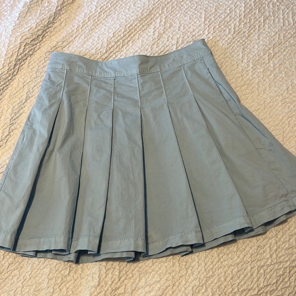 Light blue pleated American Eagle skirt! Size 4 regular w/ pockets!